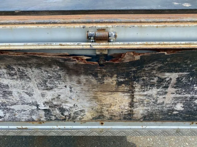 リアアオリの内張りに腐れが有ります|日野 レンジャー TKG-FD7JLAA(2WD)の写真8