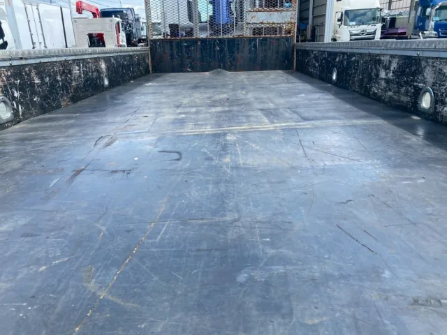 ボディー床鉄板の上にラバーゴムが載ってます|日野 レンジャー TKG-FD7JLAA(2WD)の写真9