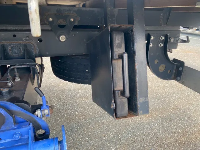 リアジャッキ用敷板が収納されてます|日野 レンジャー TKG-FD7JLAA(2WD)の写真14