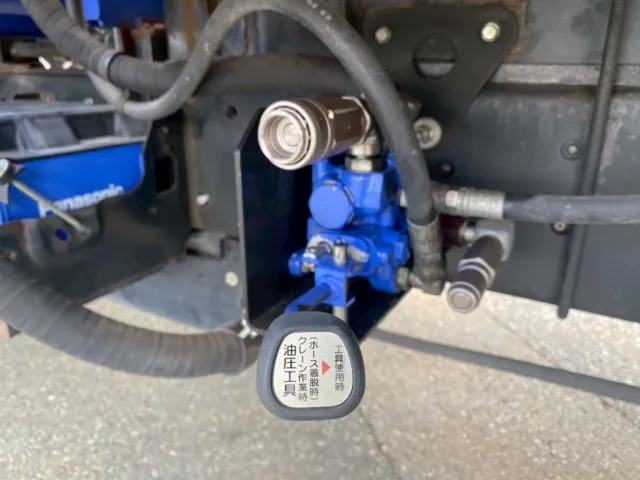 外部取り出しの油圧チャックが付いてます|日野 レンジャー TKG-FD7JLAA(2WD)の写真17