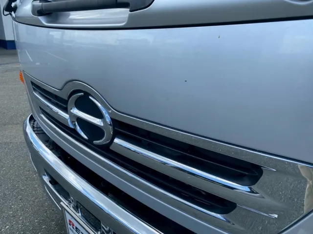 フロントパネルにも点傷が有ります|日野 レンジャー TKG-FD7JLAA(2WD)の写真31