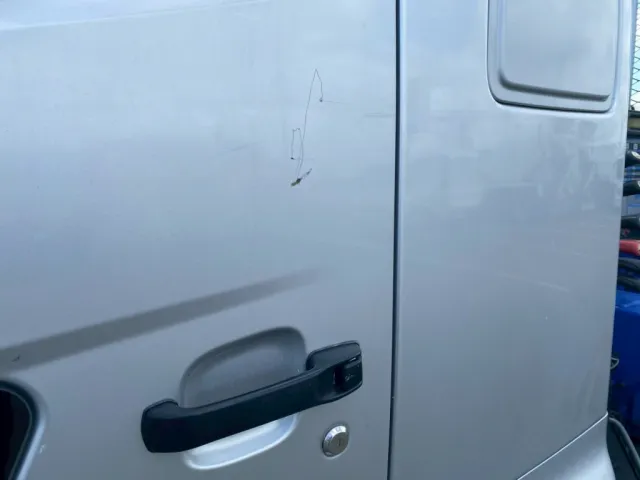 助手席側ドアに引っかき傷があります|日野 レンジャー TKG-FD7JLAA(2WD)の写真32
