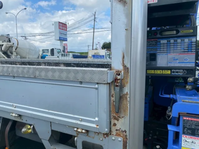 右鳥居支柱にサビが有ります|日野 レンジャー TKG-FD7JLAA(2WD)の写真37