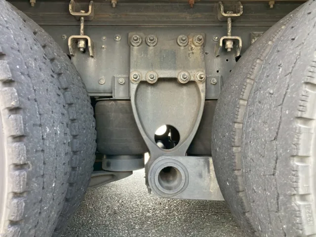 リアエアサスです|日野 プロフィア QKG-FW1EXBGの写真5