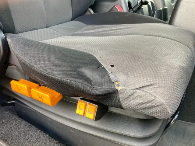 運転席シートに破れ穴が開いてます|日野 プロフィア QKG-FW1EXBGの写真7