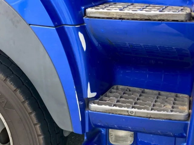 運転席側ステップ廻りにスレによる色剥げが有ります|日野 プロフィア QKG-FW1EXBGの写真20