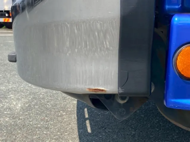 フロントバンバー左コーナー下部にすり傷サビが有ります|日野 プロフィア QKG-FW1EXBGの写真21