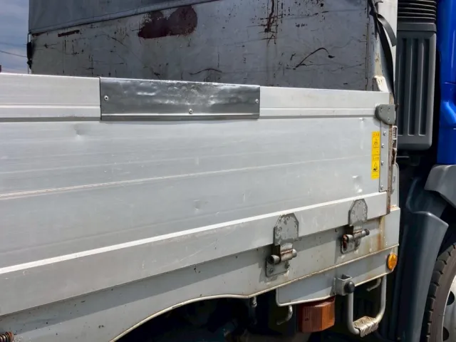 運転席側ボディーアオリ上縁にステンレスで補強されてます(ホイル接触跡あり)|日野 プロフィア QKG-FW1EXBGの写真22