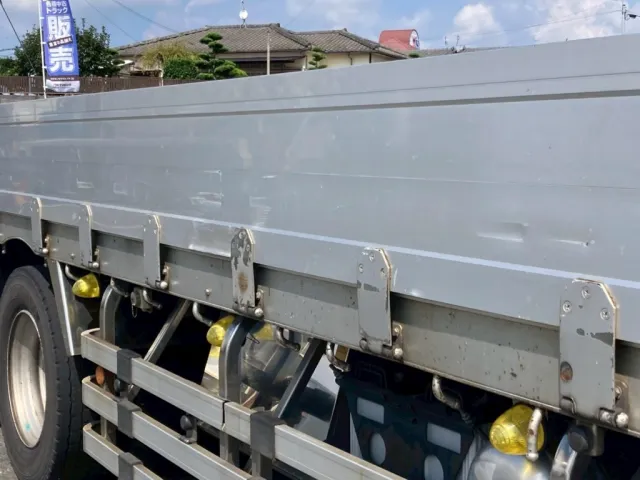 ボディー右側アルミブロックにすり傷、凹みが点々と有ります|日野 プロフィア QKG-FW1EXBGの写真23