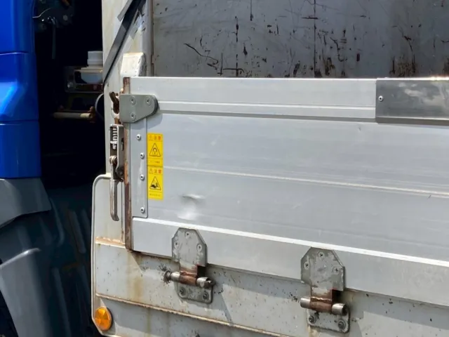 ボディー左側アルミブロックに凹みが有ります|日野 プロフィア QKG-FW1EXBGの写真24