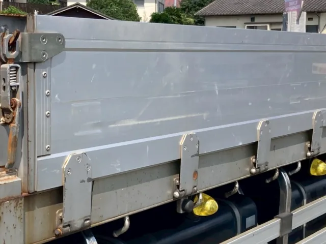 左側のアルミブロックにもすり傷が点々と有ります|日野 プロフィア QKG-FW1EXBGの写真25