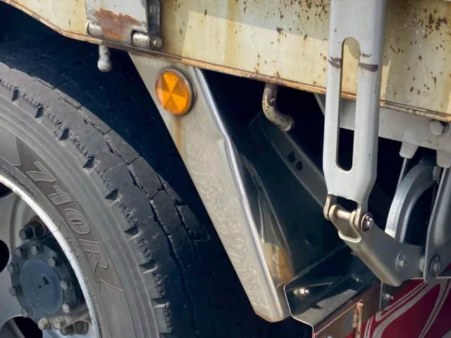 左リアフェンダー後方に凹みが有ります|日野 プロフィア QKG-FW1EXBGの写真27