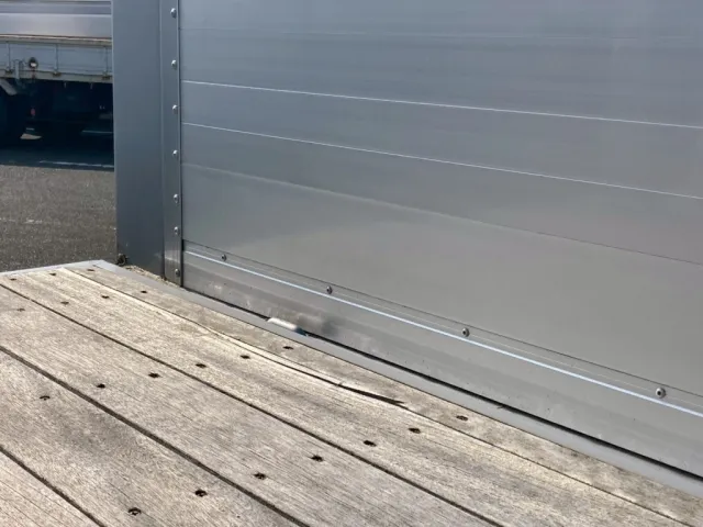 左後方の床に割れが有ります|三菱 スーパーグレート 2KG-FS70HZの写真24