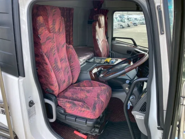 カスタムキャブです|UDトラックス クオン 2PG-CD5CLの写真7