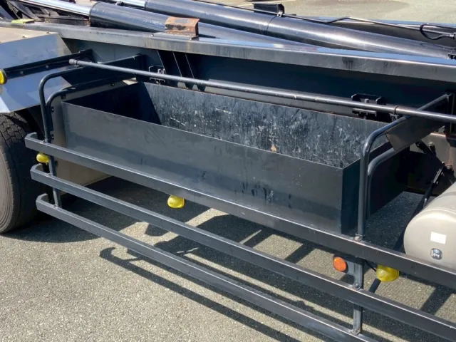 道具入れが付いてます|UDトラックス クオン 2PG-CD5CLの写真19