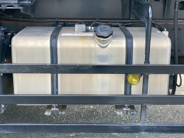 燃料タンクはアルミ製の300Lです|UDトラックス クオン 2PG-CD5CLの写真21