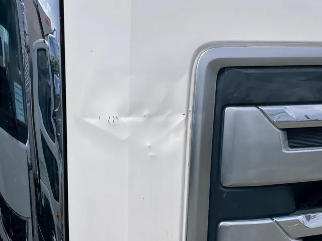 フロントパネル右側に凹みキズが有ります|UDトラックス クオン 2PG-CD5CLの写真22