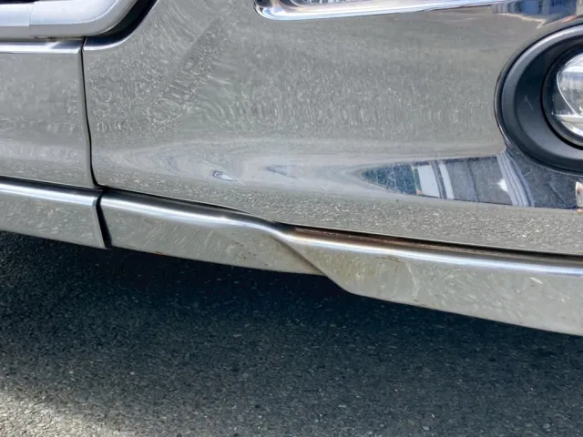 フロントバンバー左下スカート部に凹みが有ります|UDトラックス クオン 2PG-CD5CLの写真24