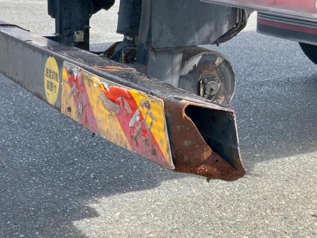 リアバンバー右角がつぶれてます|UDトラックス クオン 2PG-CD5CLの写真26