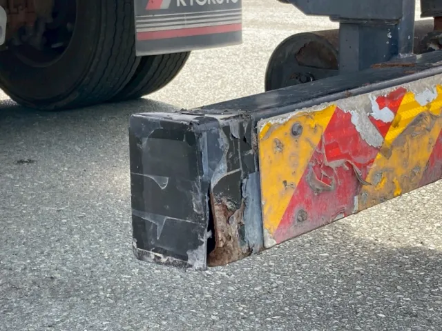 リアバンバー左コーナカバーが割れてます|UDトラックス クオン 2PG-CD5CLの写真27