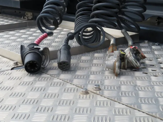 接続コネクターです。|日野 プロフィア 2DG-SH1EDGGの写真11