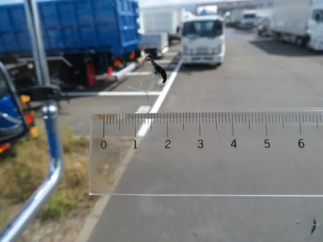 フロントガラス助手席側に飛び石跡があります。|日野 プロフィア 2DG-SH1EDGGの写真15