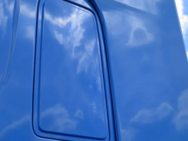 助手席側クォーターパネルに看板日焼け跡があります。|日野 プロフィア 2DG-SH1EDGGの写真28