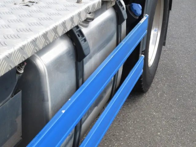 助手席側サイドバンパーに細かいキズがあります。|日野 プロフィア 2DG-SH1EDGGの写真29