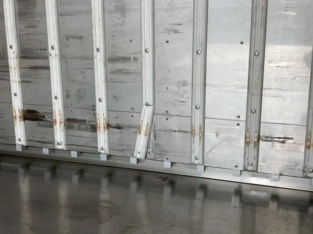 前壁のエアリブの折れが有ります|いすゞ フォワード 2PG-FSR90T2の写真9