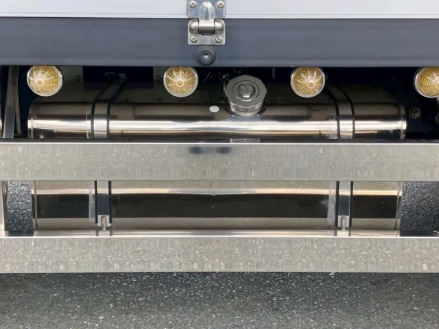 燃料タンクはステンレス製の200Lです|いすゞ フォワード 2PG-FSR90T2の写真28