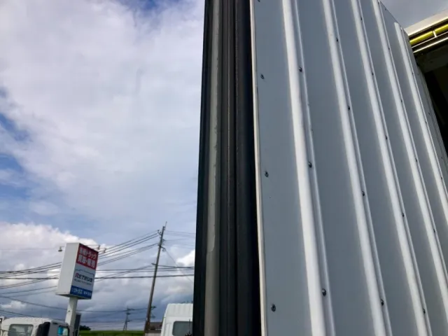 リア観音ドア左のパッキンに一部切れ箇所が有ります|いすゞ フォワード 2PG-FSR90T2の写真35