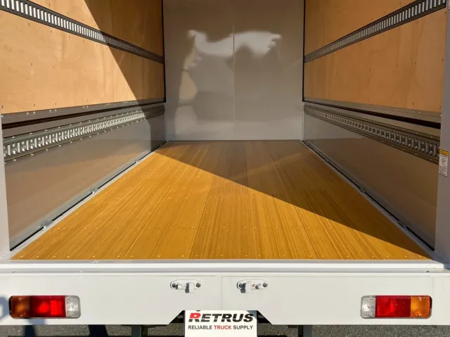 床は板張りです。|日野 デュトロ 2KG-XZU722M(2WD)の写真11