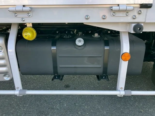 燃料タンクは100Lです。|日野 デュトロ 2KG-XZU722M(2WD)の写真15