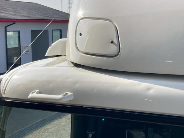 キャブ天井に凹みが点々と有ります|三菱 スーパーグレート 2PG-FU74HZの写真13