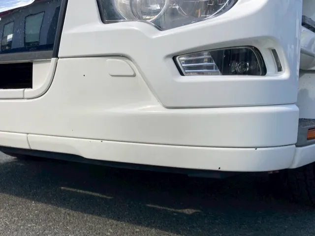 フロントバンバー、スカート部に飛びキズが点々と有ります|三菱 スーパーグレート 2PG-FU74HZの写真15