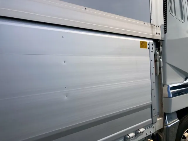 アルミアオリに凹みが点々と有ります|三菱 スーパーグレート 2PG-FU74HZの写真18