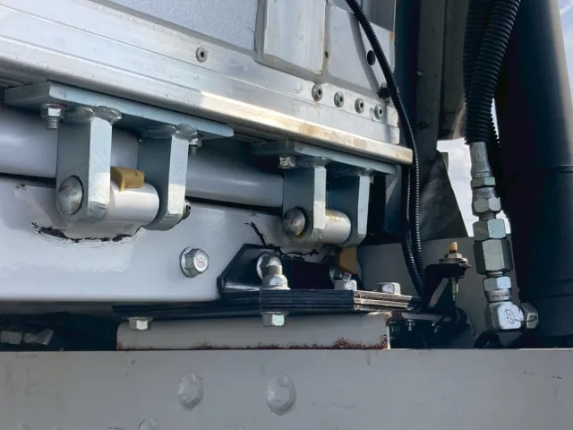 右ウイング丁番に亀裂ヶ所が有ります|三菱 スーパーグレート 2PG-FU74HZの写真25