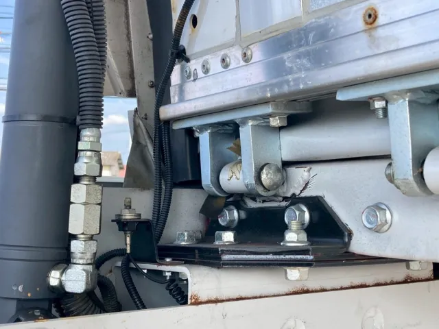 左側前にも亀裂が有ります|三菱 スーパーグレート 2PG-FU74HZの写真26