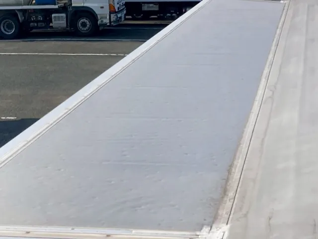 凹みが点々と有ります|三菱 スーパーグレート 2PG-FU74HZの写真36