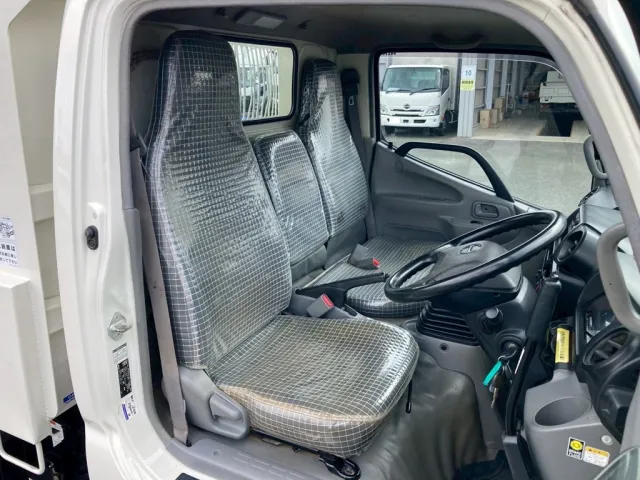 室内|日野 デュトロ TKG-XZU620T(2WD)の写真8