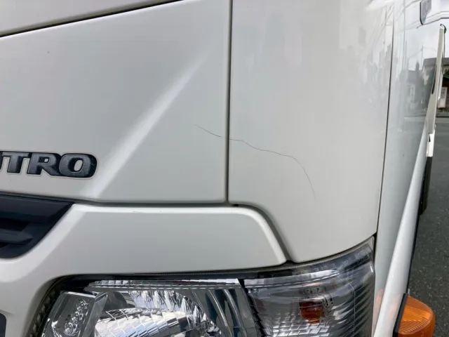 フロントパネルからコーナーへすり傷が有ります|日野 デュトロ TKG-XZU620T(2WD)の写真19