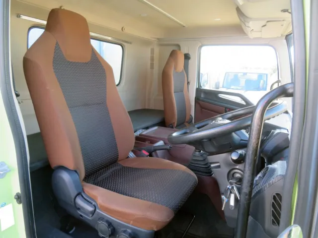 乗車定員は2名です。|日野 レンジャー 2KG-FD2ABA(2WD)の写真6