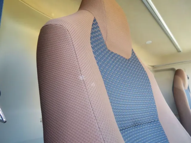 運転席背もたれに、ヘタリ・汚れがあります。|日野 レンジャー 2KG-FD2ABA(2WD)の写真8