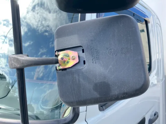 助手席側サイドミラーカバーが、欠品しています。|日野 レンジャー 2KG-FD2ABA(2WD)の写真9