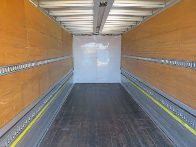 床は板張りです。|日野 レンジャー 2KG-FD2ABA(2WD)の写真11