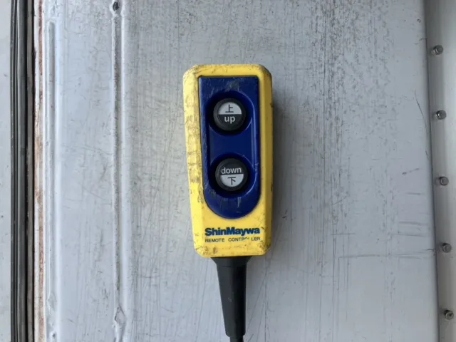 庫内にゲートのリモコンがあります。|日野 レンジャー 2KG-FD2ABA(2WD)の写真15