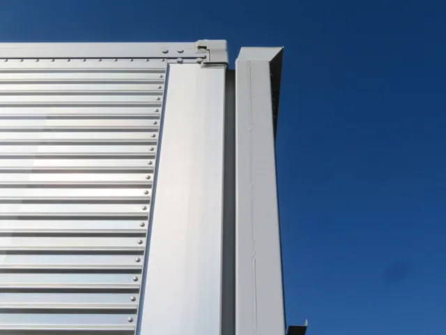 助手席側ウイング後方先端に、コーキング割れがあります。|日野 レンジャー 2KG-FD2ABA(2WD)の写真24