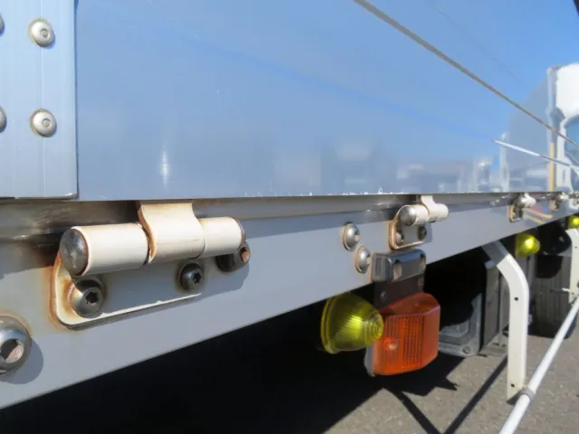 左右アオリ丁番に、サビがあります。|日野 レンジャー 2KG-FD2ABA(2WD)の写真25