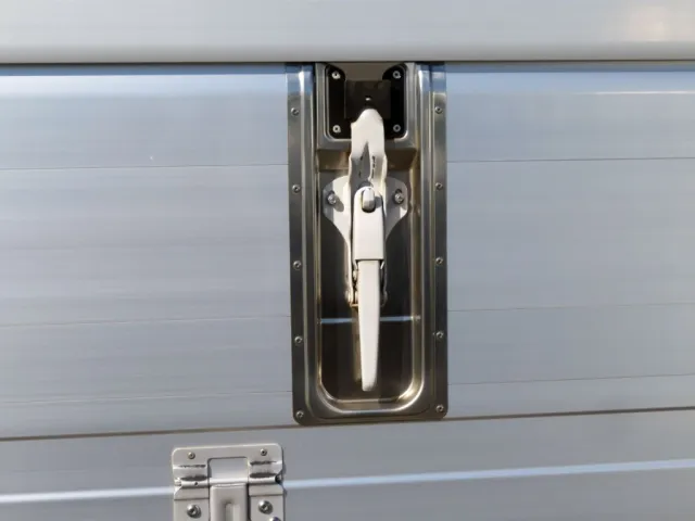 左右ウイング中央ロック周りは、ステンレス製です。|日野 レンジャー 2KG-FD2ABA(2WD)の写真29