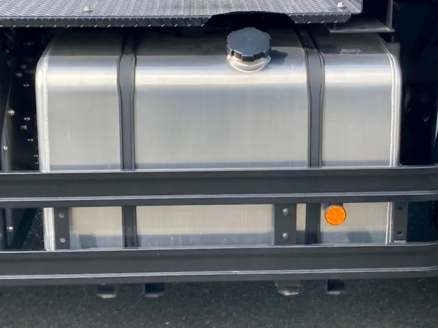 燃料タンクは400Lアルミ製です。|UDトラックス  2DG-GW6ELHの写真15